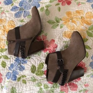 Carlos Santana may comb booties in chateau gray